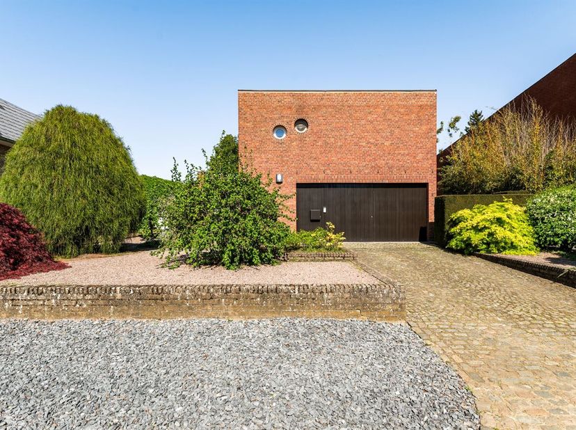 Vrijstaande te renoveren woning te centrum Veerle Laakdal.<br />
Deze woning heeft de leefruimte achteraan met zicht op de tuin.<br />
De woonkamer is