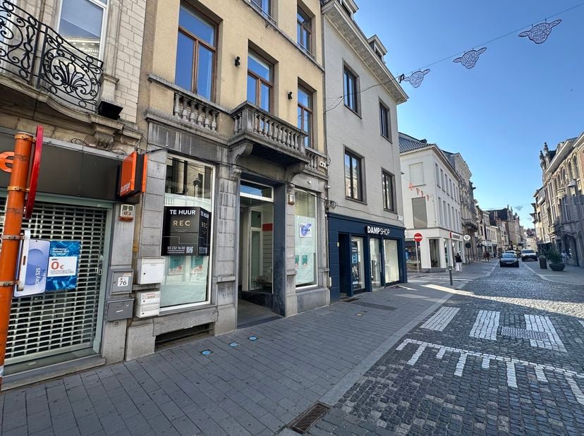 Emplacement Commercial de Premier Choix au Cur de Lierre  env. 240 m² dEspace Commercial  Cet espace commercial attrayant denviron 240 m² est situé da