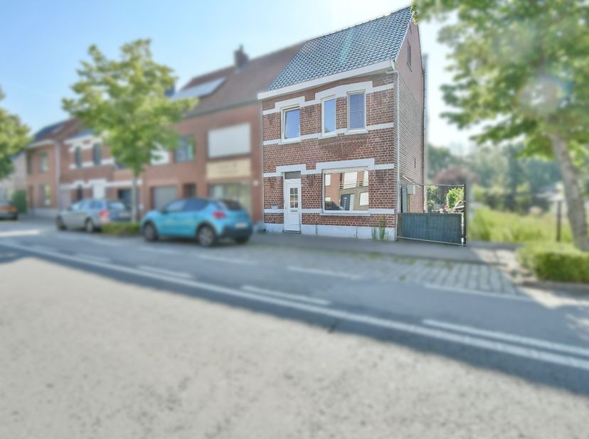 Welkom in de Bruggestraat 63, een ruime halfopen woning op een uitstekende ligging in het centrum van Torhout. Dankzij de centrale ligging bevinden wi