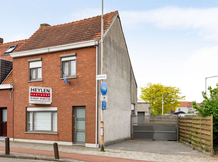 Bilderdijkstraat is rustig gelegen in een residentiële buurt van Ekeren, met een vlotte verbinding naar het centrum van Antwerpen via de A12 en E19. I