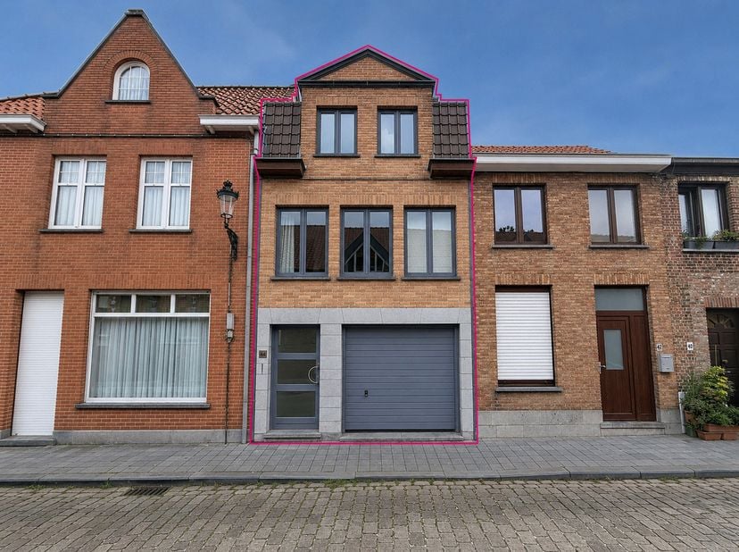 Gelegen in het geliefde Sint-Gilliskwartier, in het historische centrum van Brugge, vinden we deze uiterst verzorgde bel-etagewoning terug.<br />
De w