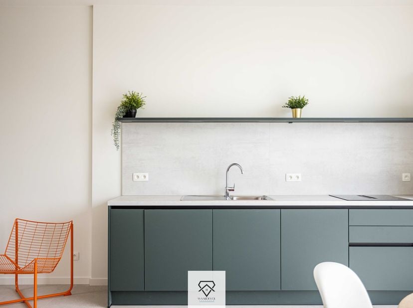 Op zoek naar een instapklare woning met véél licht, karakter, een uniek zicht op het water én de mogelijkheid om vlot voor de deur te parkeren? Dan is