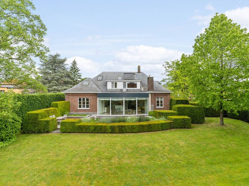 Op de rand van de historische kern van Grimbergen vind je deze leuke villa uit 1961. <br />
Ze ligt op een prachtig zuidgericht perceel van 1.951 m² l