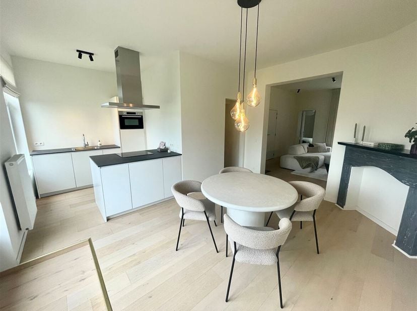 Trendy en ruim appartement op toplocatie!<br />
Ligging: Het appartement is gelegen in het hartje van Antwerpen op enkele meters van het Centraal Stat