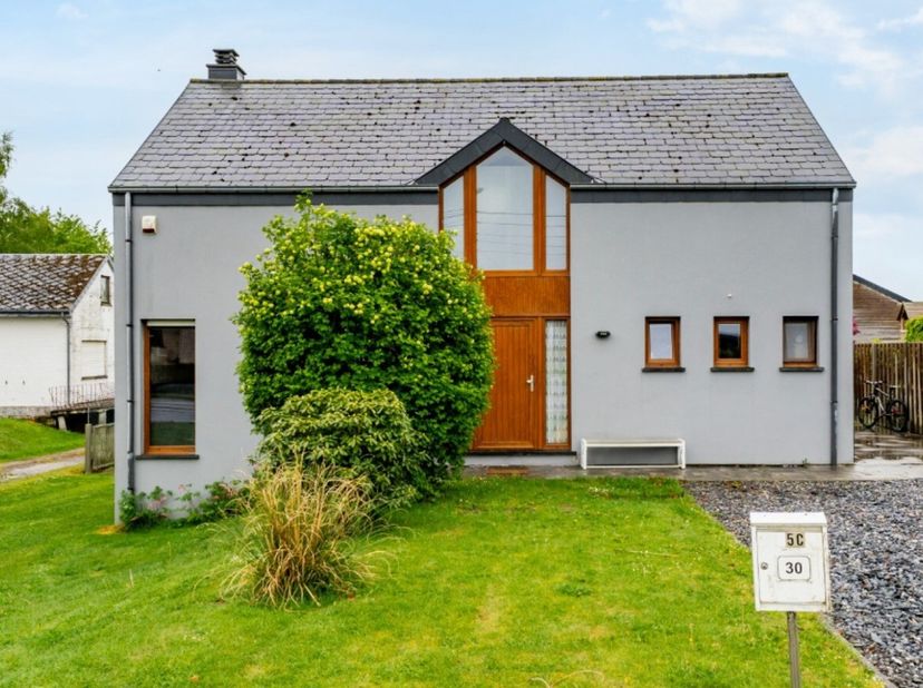 ERA B-LUX biedt u deze woning uit 2007 aan, ideaal gelegen in Bertogne. Deze woning biedt een comfortabel en functioneel woonkader met een lichtrijke