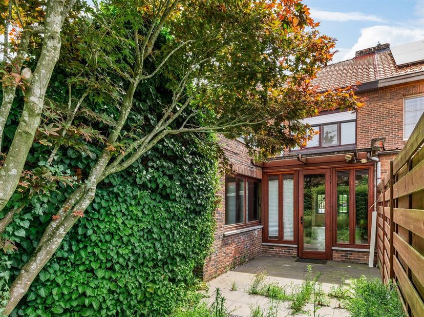 Te renoveren woning met 3 slaapkamers op 204m²<br />
Ligging: Zeer rustig gelegen in een kindvriendelijke en doodlopende straat nabij nabij het centru