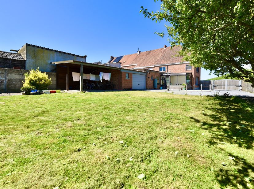 Ontdek deze woning zodat je sfeervol en zorgeloos kan wonen aan de rand van het Leen.<br />
<br />
Prachtige halfopenbebouwing waar comfort en een uit