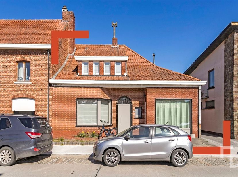 In Vlamertinge treffen we deze ruime, karaktervolle woning aan. Wonen in Vlamertinge betekent kiezen voor een levendig dorp met alle nodige voorzienin