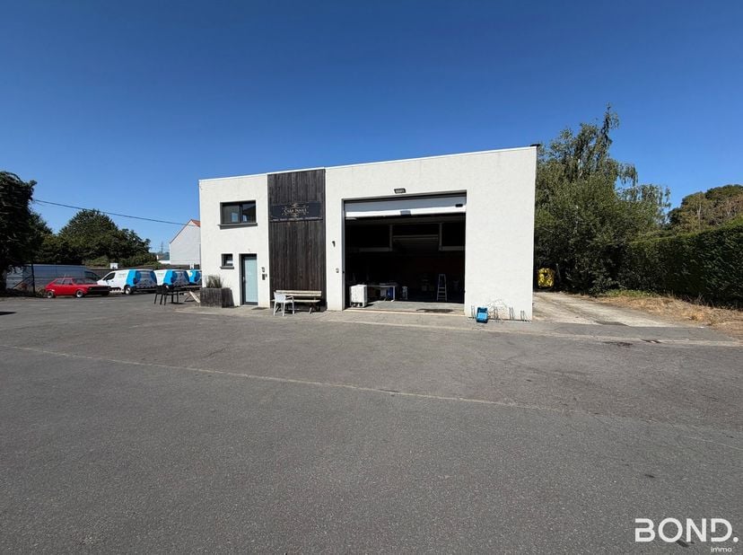 Ruime loods met kantoorruimte en parkeermogelijkheden te huur in Kessel-Lo!<br />
Op een vlot bereikbare locatie langs de Diestsesteenweg in Kessel-Lo