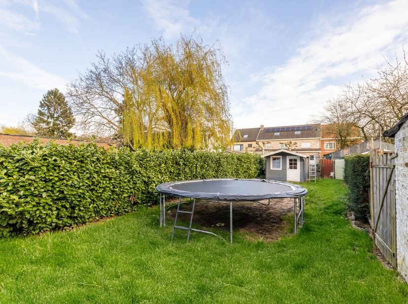 Dit gelijkvloers appartement, gelegen in het pittoreske Bazel, beschikt over een afzonderlijke inkom en een ruime tuin.<br />
Met een bewoonbare opper
