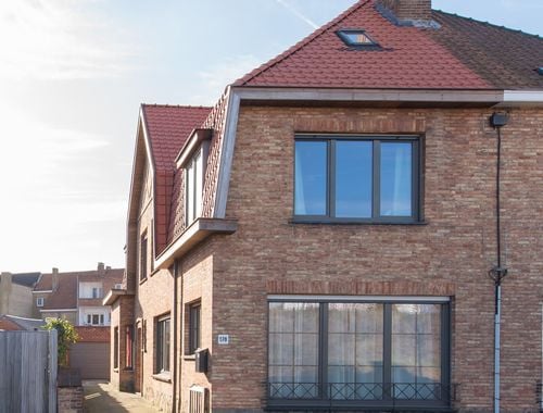                                         Maison jumelée à vendre à Sint-Pieters, € 425.000
