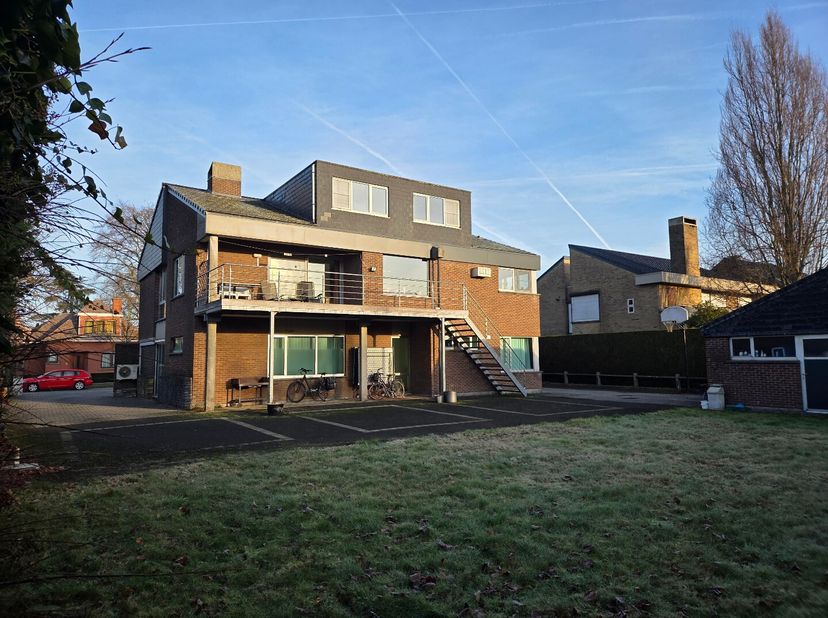 Dit veelzijdige pand in het hart van Kampenhout is gelegen op een perceel van 9a 63ca en combineert comfortabel wonen met professionele mogelijkheden.