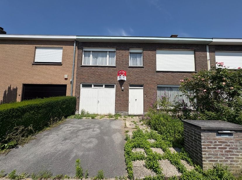 Op zoek naar een woning die je zelf kan aanpassen naar eigen smaak? Dan is deze woning ideaal voor jou! Op een ideale rustige ligging, nabij scholen,