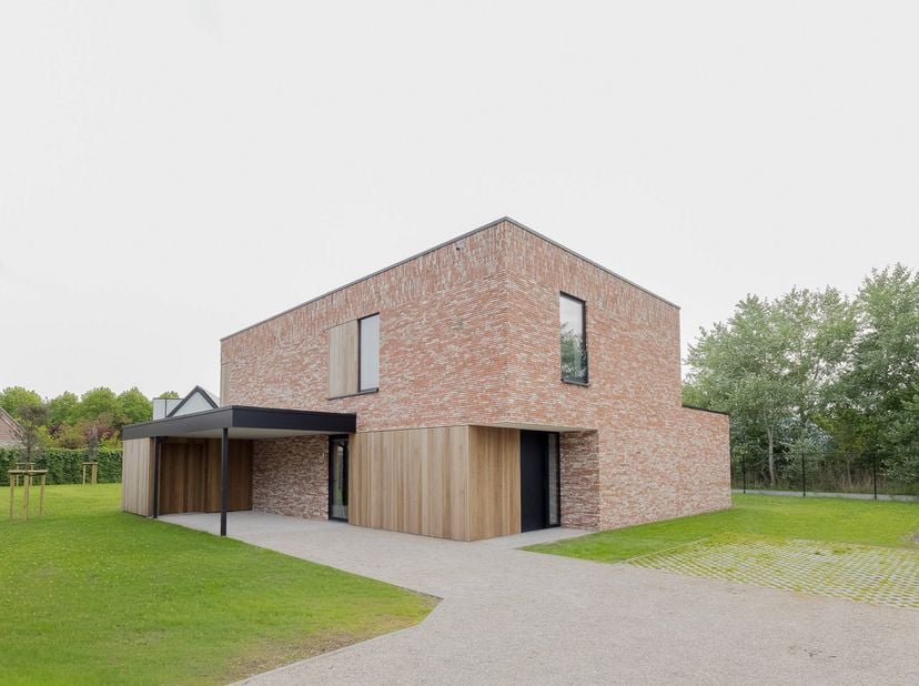 <br />
	Projet en phase de finition – visite sur place possible<br />
	Parcelle extrêmement spacieuse<br />
	Habitation économe en énergie E30<br />