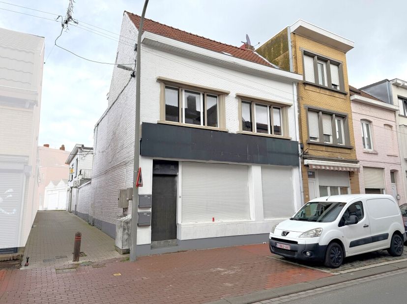 veelzijdig gebouw bestaande uit twee appartementen, een ruim handelspand en een grote garage met plaats voor drie wagens. Het eerste appartement omvat