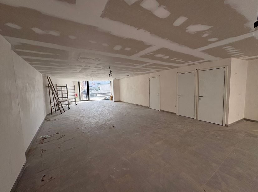 Handelgelijkvloers op toplocatie in Ekeren <br />
<br />
Ligging: <br />
Het pand is gelegen in de winkelstraat in Ekeren. Er is voldoende parkeerg