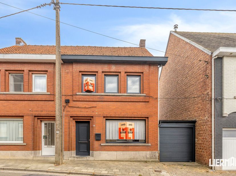- Bezoekdag: ZA 29/8 VM - enkel op afspraak - 053 89 99 66 -<br />
Op zoek naar een ruime gezinswoning met drie slaapkamers, garage én een grote zuidg