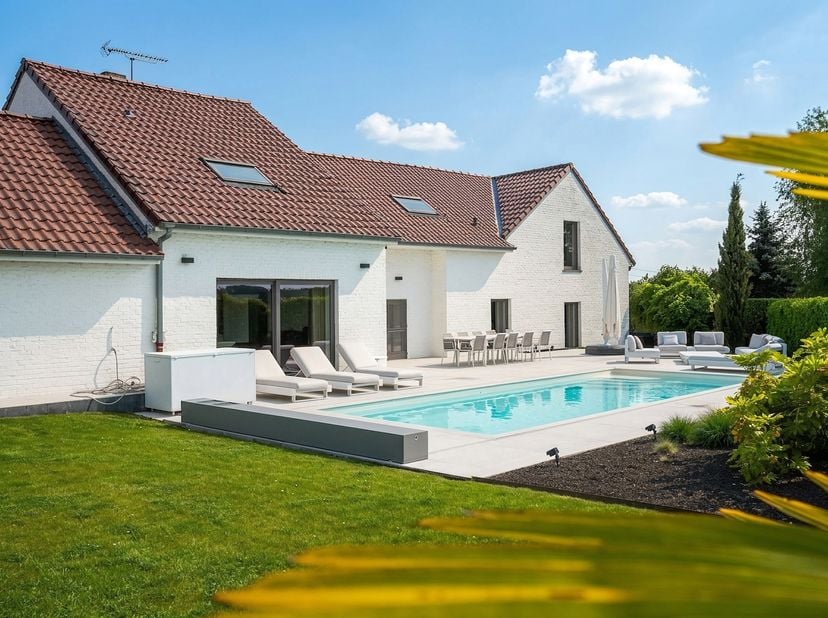Prestigevilla gelegen in het hart van het platteland, in het charmante dorp Obigies.<br />
De gelijkvloerse verdieping onthult een ruime, volledig ope