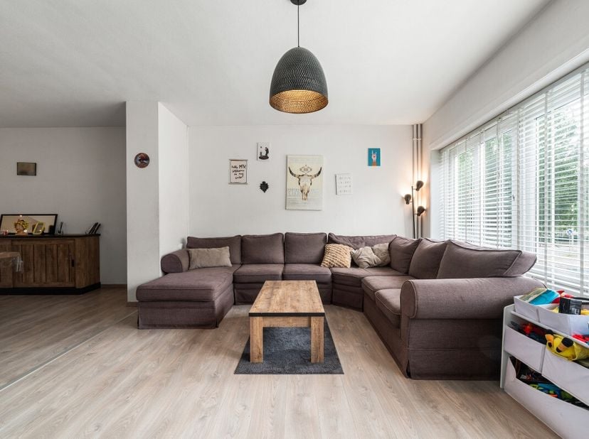 Ben je op zoek naar een fijne plek waar je je meteen thuis voelt? Deze charmante woning is instapklaar, goed onderhouden en heeft alles in huis om er