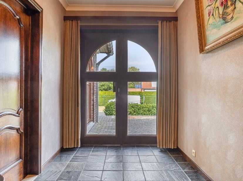 Deze gelijkvloerse open bebouwing in het rustige Wijchmaal (Peer) biedt een ideale combinatie van comfort, ruimte en een groene omgeving. De woning li