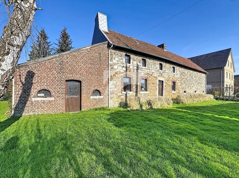 MONTZEN chaussée de Liège, 55 : Opportunité rare à découvrir et à ne pas manquer ! Authentique fermette en pierres du pays avec fort potentiel sur un