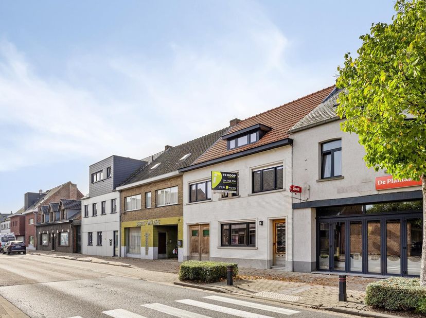 Deze woning werd in 2023 quasi volledig gerenoveerd, met behoud van het karakter van dit prachtige pand.<br />
Dankzij de ligging in de dorpskern van
