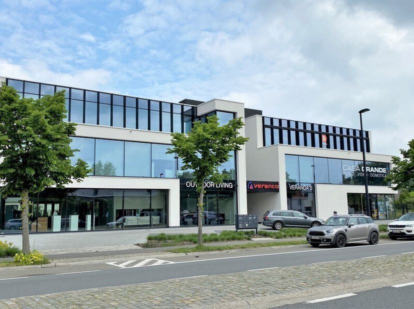 Bureau à la mode et entièrement équipé à louer dans un immeuble de bureaux récent, situé dans un emplacement très visible le long de la Kortrijksestee