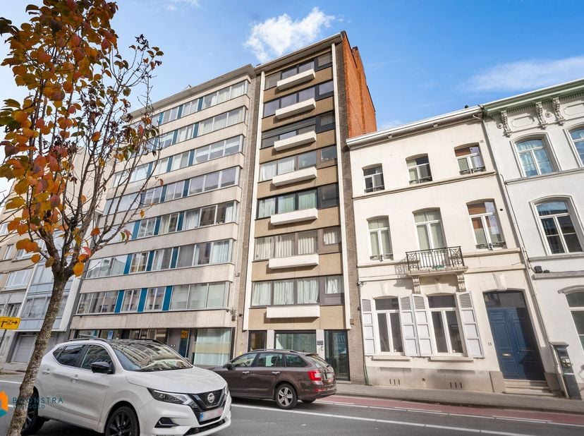 Op een toplocatie in het hart van Mechelen bevindt zich dit stijlvol gerenoveerde appartement met 2 slaapkamers. Het appartementsgebouw bevindt zich o