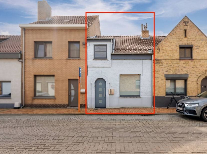 Op zoek naar een instapklare woning te koop in Nieuwpoort? Deze volledig gerenoveerde rijwoning met 2 slaapkamers en gezellige stadskoer is rustig gel