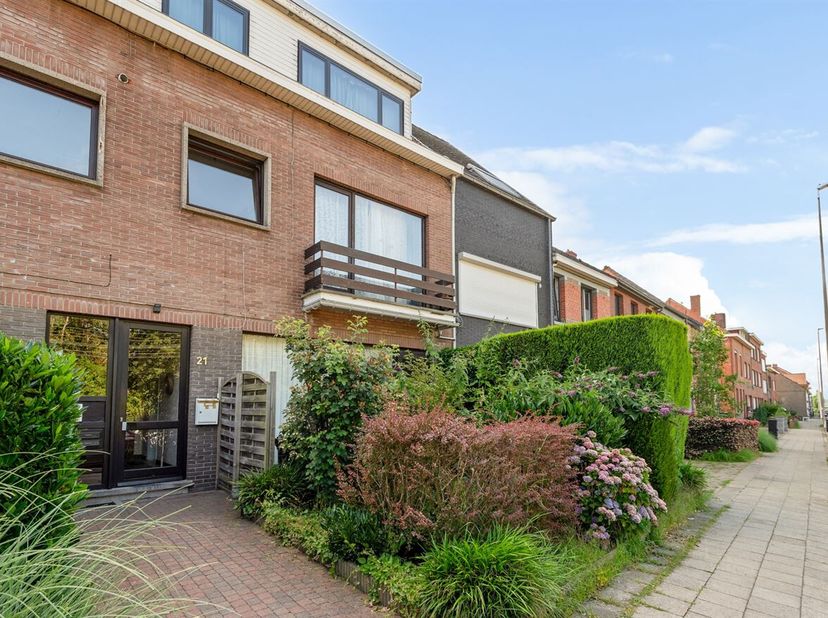 Op te frissen gelijkvloersappartement met terras en grote kelder<br />
Richtprijs: 199.000 euro<br />
Dit appartement is gelegen op wandelafstand van