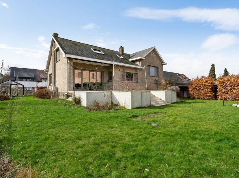 Deze ruime alleenstaande woning op een mooi perceel is gelegen aan de Ranstsebinnenweg in Emblem. Met een zonnige tuin, maar liefst vijf volwaardige s