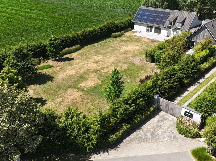 In de rustige Keiemdorpstraat in Keiem bevindt zich deze uitzonderlijke eigendom op een royaal perceel van 5.923 m². Met een bewoonbare oppervlakte va