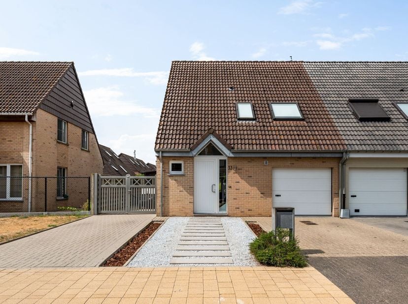 Instapklare woning met drie slaapkamers in rustige, doodlopende straat<br />
Deze instapklare woning dateert van 2001 en verkeert in goede staat van