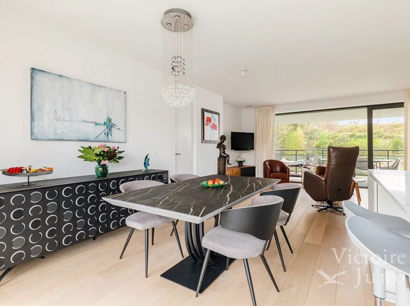Ideaal gelegen, op wandelafstand van het Tenreuken park, biedt Victoire-Junot dit prachtige appartement van ongeveer 124m² met twee slaapkamers en twe