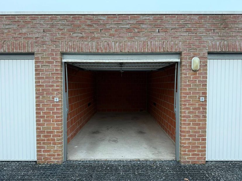 Goed gelegen garagebox met automatische poort te huur in centrum Waregem, nabij het station.<br />
<br />
De garage (nr 3), met inrit vanuit de René S
