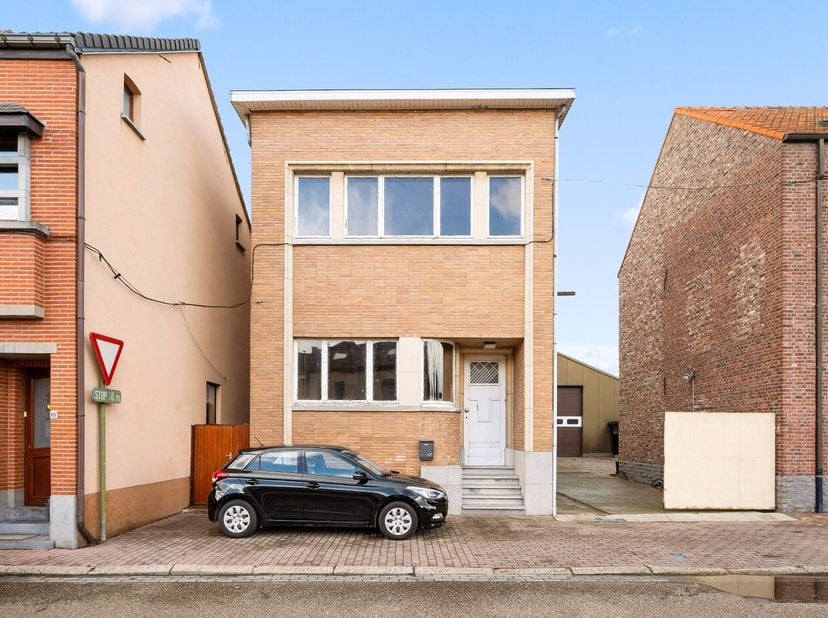 Deze te renoveren woning is gelegen in Hoegaarden en is een ideaal project voor mensen die wonen en ruimte willen combineren. De bewoonbare oppervlakt
