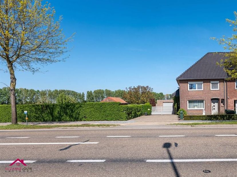 Instapklare, verzorgde half vrijstaande gezinswoning, op ruim en volledig omheind perceel <br />
Troeven<br />
- Geen renovatieplicht - gunstig EPC <b