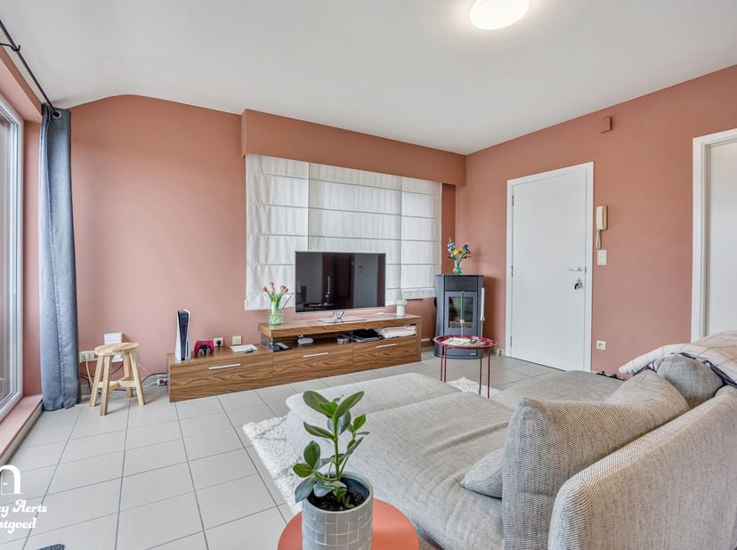 Bent u op zoek naar een comfortabel en instapklaar appartement op een praktische locatie? Dan is dit verzorgde 1-slaapkamerappartement in Kermt (Hasse