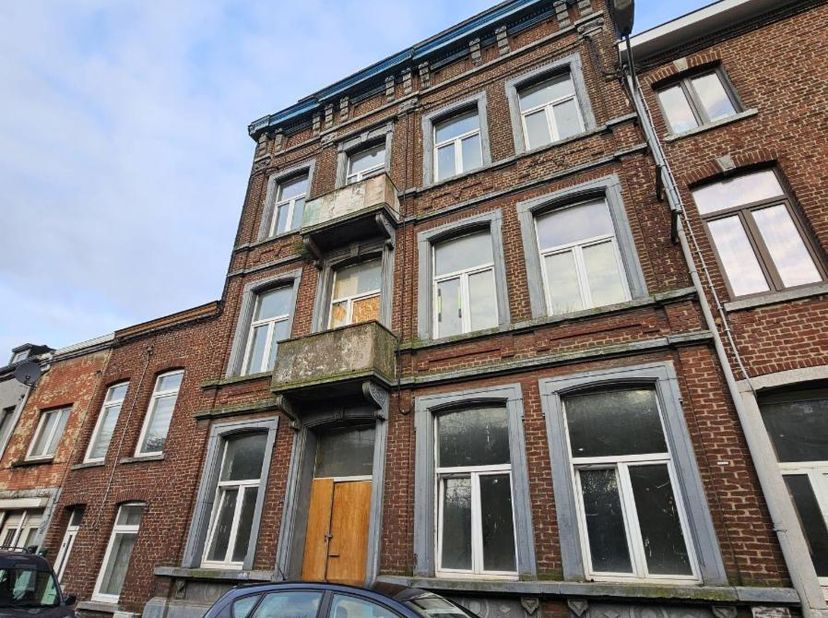 MAISON D'HABITATION UNIFAMILIALE<br />
<br />
Composition :<br />
Un immeuble trois étage en cours de rénovation.<br />
Châssis double vitrage PVC - C