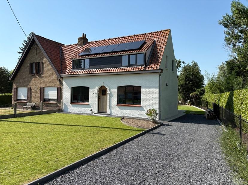 Energiezuinigheid: zonnepanelen (juni 2026), vloer-, zijmuur en dakisolatie, nieuwe centrale verwarming, nieuwe radiatoren,… . De woning werd de voorb