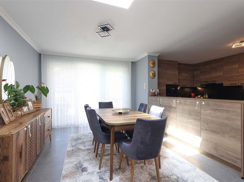 Gerenoveerde moderne tweewoonst met 2 appartementen met terras én prachtige tuin in rustige en landelijke omgeving<br />
<br />
Omgeving:<br />
+ L