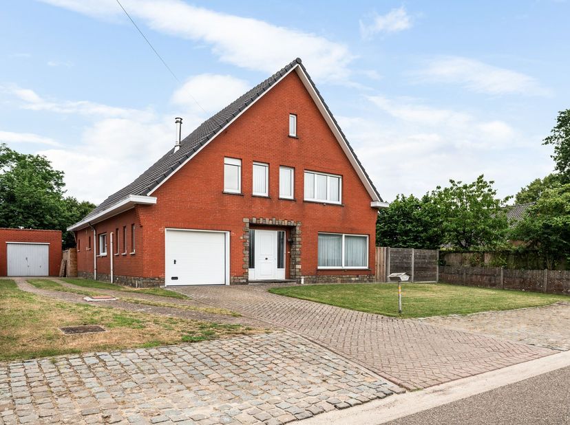 Ruime 4 slpk woning op een perceel van 8a 27ca<br />
<br />
Ligging: Rustig gelegen nabij centrum Wechelderzande met alle faciliteiten (scholen, win