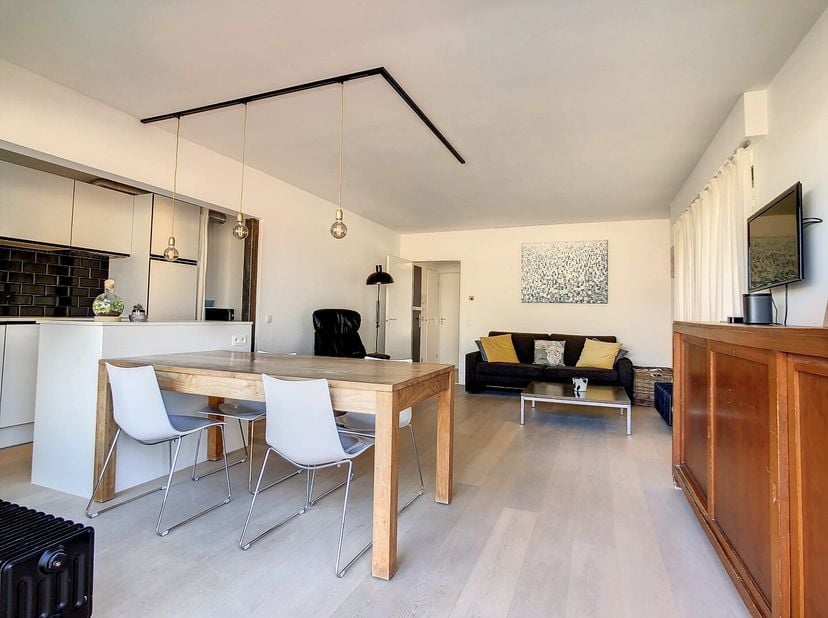 Dit appartement heeft een inkomhal met gastentoilet, een grote lichtrijke leefruimte met volledig uitgeruste open keuken en aansluitend een berging vo