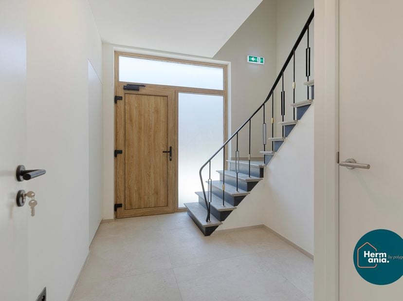 Volledig gerenoveerd gelijkvloersappartement met tuin, garage en 3 slaapkamers.<br />
Op zoek naar een ruim en instapklaar appartement met een eigen t