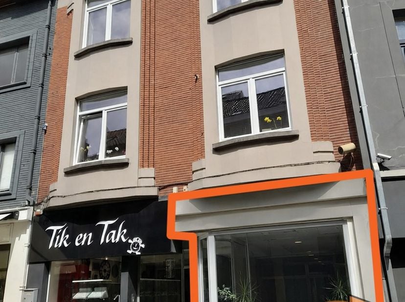 !Bezoeken kunnen uitsluitend worden aangevraagd via onze website: www.hetwoonburo.be!<br />
Maandagmarkt 8, 1500 Halle:<br />
Dit handelsgelijkvloers,