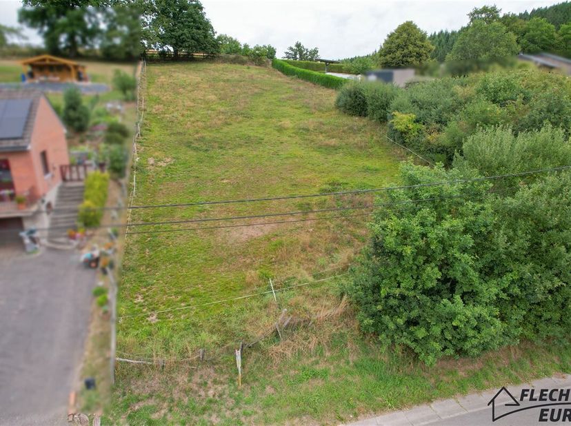 Magnifique terrain à bâtir de 1 897,08 m² situé à Trois-Ponts, offrant un cadre idéal pour concrétiser votre projet de construction.<br />
Le terrain