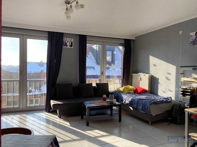 Hele leuke, bemeubelde studio op de derde verdieping.<br />
<br />
Deze studio heeft heel veel lichtinval.&amp;nbsp;<br />
<br />
Hij bestaat uit een inko