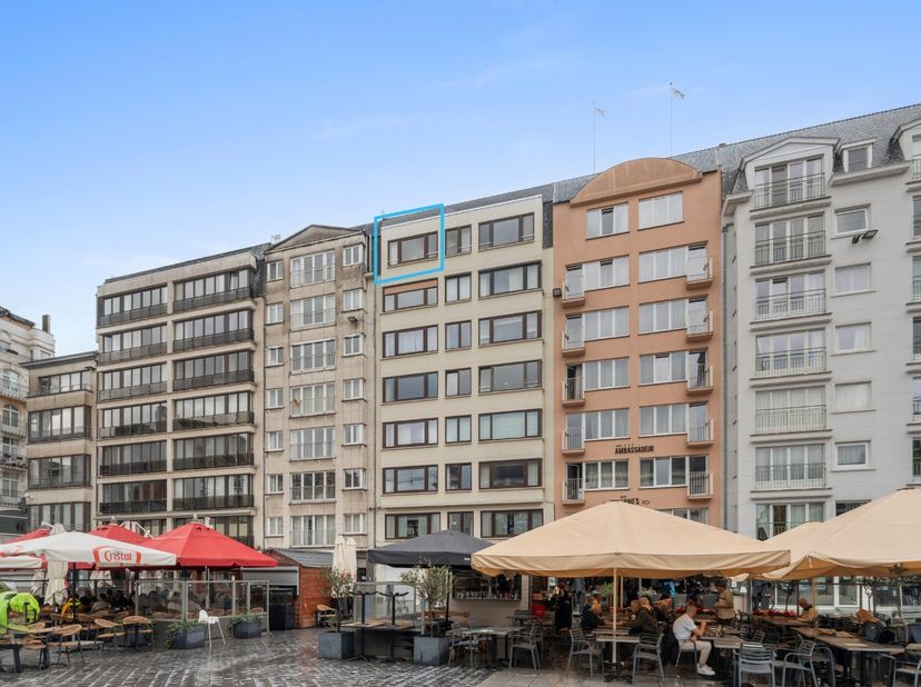 Bent u op zoek naar een appartement te koop in het centrum van Oostende met een unieke ligging én een lichtrijke leefruimte? Dit 2-slaapkamerapparteme