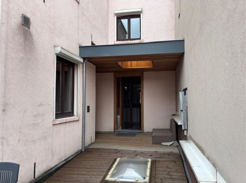 Ruim stads appartement met drie slaapkamers en ruim terras<br />
Ligging: Dit appartement ligt aan de Koning Astridlaan in Hasselt nabij het centrum e