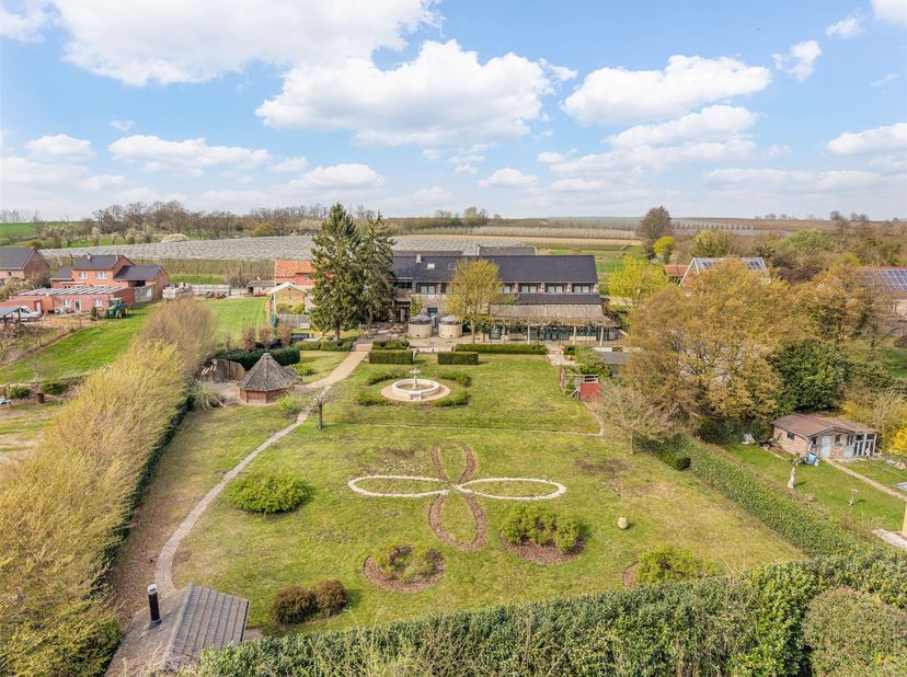 LIGGING<br />
Een inspirerende locatie in een genezende omgeving.<br />
Gelegen in het landelijke Wellen, aan de Langstraat, biedt GOWELL een zeldza